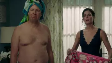 Le maillot de bain sombre de Karla Colletto de Heather Hughes (Betsy Brandt) dans Life In Pieces S03E01