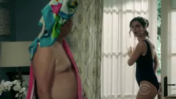 Le maillot de bain une pièce à col V Karla Colletto de Heather Hughes (Betsy Brandt) dans Life In Pieces S03E01