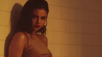 The earrings Ariana Boussard-Reifel of Selena Gomez in her video clip Wolves