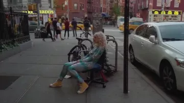 Sneakers Converse yellow of Hayley Williams in the clip Fake Happy of Paramore