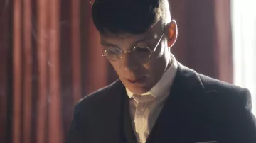 The 1920s round glasses wire of Thomas Shelby (Cillian Murphy) in Peaky Blinders 4x01