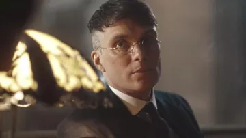 The vintage round glasses of Thomas Shelby (Cillian Murphy) in Peaky Blinders (Saison 04 Episode 01)