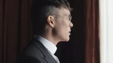 The round "antic" glasses of Thomas Shelby (Cillian Murphy) in Peaky Blinders 4x01