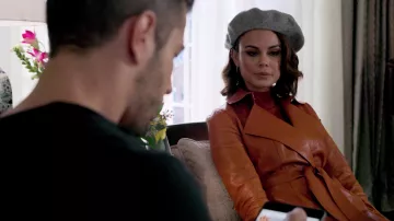 Le rouge manteau de cuir par Lafayette 148 New York de Cristal Flores (Nathalie Kelley) dans la Dynastie 1x04