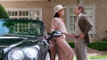 La rose large-jambe de pantalon par Alice + Olivia porté par Crystal Flores (Nathalie Kelley) dans la Dynastie 1x04