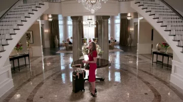 Le sac en cuir de Louis Vuitton de Fallon Carrington (Elizabeth Gillies) dans la Dynastie 1x06