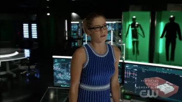 Le bleu de la robe rayée par Milly porté par Felicity Smoak (Emily Bett Rickards) en Flèche 6x06