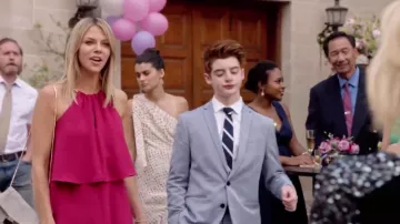 La robe rose par Adrianna Papell porté par Mackenzie Murphy (Kaitlin Olson) dans Le Mick 2x06