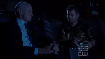 L'héraldique impression hoodie par Dolce & Gabbana porté par Sam Flores (Rafael de la Fuente) dans la Dynastie 1x05