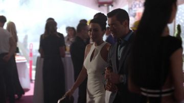 La longue robe blanche par de Probables porté par Hermione Lodge (Marisol Nichols) à Riverdale 2x05