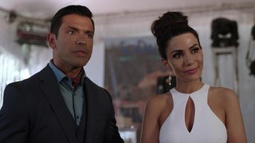 Le blanc de la robe sans manches en Probablement porté par Hermione Lodge (Marisol Nichols) à Riverdale 2x05