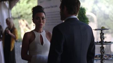 La blanche robe de cocktail par Probablement porté par Hermione Lodge (Marisol Nichols) à Riverdale 2x05