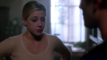 Le pull en cachemire à la pêche par Rag & Bone porté par Betty Cooper (Lili Reinhart) à Riverdale 2x05