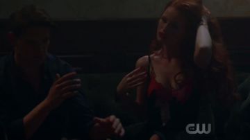 La longue robe Christopher Kane porté par Cheryl Fleur (Madelaine Petsch) à Riverdale 2x05