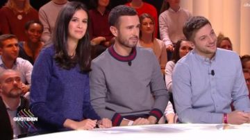 El suéter azul iridiscente de Lilia Hassaine en Quotidien del 21/11/2017