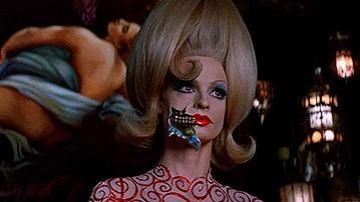 La figurine spygirl dans Mars Attacks!