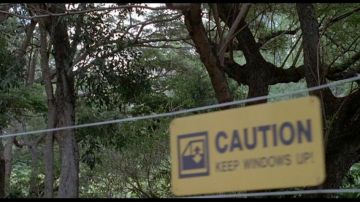 La plaque "Caution Keep Windows Up" vue dans Jurassic Park