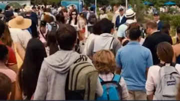 Le sac à dos bleu de Gray Mitchell (Ty Simpkins) dans Jurassic World