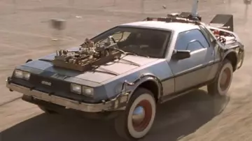 La réplica en miniatura del DeLorean volador en Regreso al Futuro III