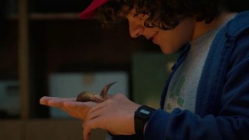 Les répliques en peluches/poupées russes de Dart dans Stranger Things S02E03