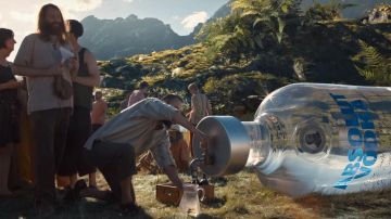 La botella de Vodka Asolut en Downsizing