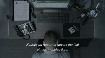 La alfombrilla de ratón "E Corp" de Elliot Alderson (Rami Malek) en Mr. Robot S03E04