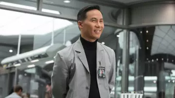 La veste grise de laboratoire du Dr Henry Wu (B.D. Wong) dans Jurassic World