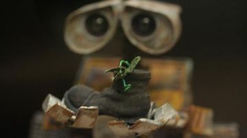 La réplica de la bota en la que está plantada la única planta del Planeta Tierra en WALL-E