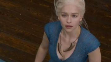 Le collier avec griffes de Dragon de Daenerys Targaryen (Emilia Clarke) dans Game of Thrones S03E01