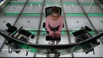 Le sweat rose de Felicity Smoak (Emily Bett Rickards) dans Arrow S06E07