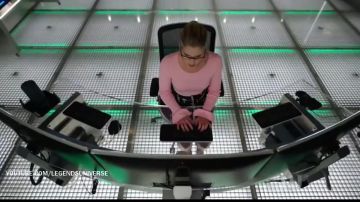 Le sweat rose Boutique Moschino de Felicity Smoak (Emily Bett Rickards) dans Arrow S06E07