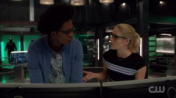 La robe noire Diane von Furstenberg de Felicity Smoak (Emily Bett Rickards) dans Arrow S06E07