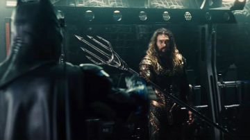 La boucle de ceinture d'Aqua­man (Ja­son Mo­moa) dans Jus­tice League