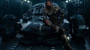 Les chaussures en cuir couleur or de Aqua­man (Ja­son Mo­moa) dans Jus­tice League