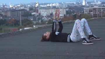 Les sneakers Vans Sk8-Hi noires dans le clip Pierre, feuille, papier, ciseaux de Columbine