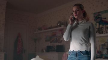 The small gray sweater Ted Baker to Betty Cooper (Lili Reinhart) in Riverdale S02E06