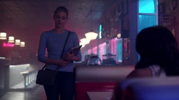 Le sac à main gris BDG de Betty Cooper (Lili Reinhart) dans Riverdale S02E06