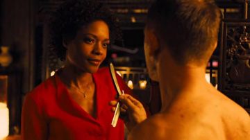 The razor "traditional" James Bond (Daniel Craig) in Skyfall