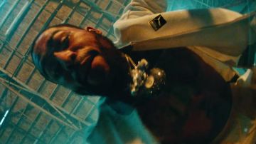 La chaqueta de chándal crema tejida Puma Classics T7 en el video musical Phone Jumpin de Dave East feat. Wiz Khalifa