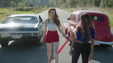 Soutien-gorge blanc en haut de GUESS porté par Cheryl Fleur (Madeleine Petsch) à Riverdale 2x06