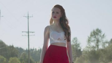 Soutien-gorge blanc en haut porté par Cheryl Fleur (Madeleine Petsch) à Riverdale 2x06