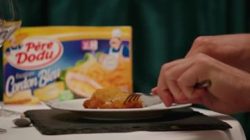 L'escalope Cordon Bleu au Comté Fondu Père Dodu dans le clip Placements de produits de Squeezie (ft Maxenss)