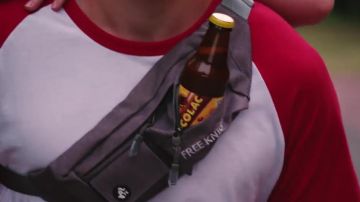 La bouteille de Cacolac dans le clip Placements de produits de Squeezie feat. Maxenss