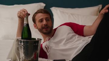 La bouteille de champagne Ayala Brut Nature dans le clip Placements de produits de Squeezie (ft Maxenss)