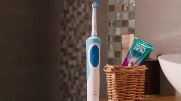 Le dentifrice SIGNAL White Now Glossy dans le clip Placements de produits de Squeezie (ft Maxenss)