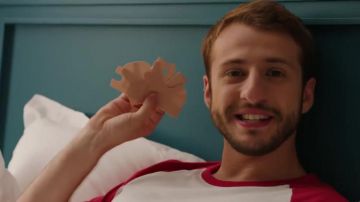 Les pansements Hansaplast dans le clip Placements de produits de Squeezie (ft Maxenss)