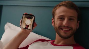 La montre Daniel Wellington avec bracelet rouge et bleu dans le clip Placements de produits de Squeezie (ft Maxenss)