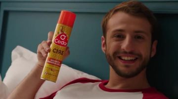 La cire O'Cedar dans le clip Placements de produits de Squeezie (ft Maxenss)