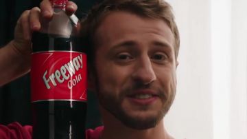 La bouteille Freeway Cola de LIDL dans le clip Placements de produits de Squeezie (ft Maxenss)