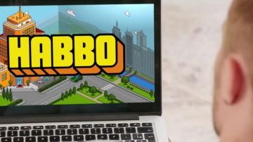 Le site Habbo Hotel dans le clip Placements de produits de Squeezie (ft Maxenss)